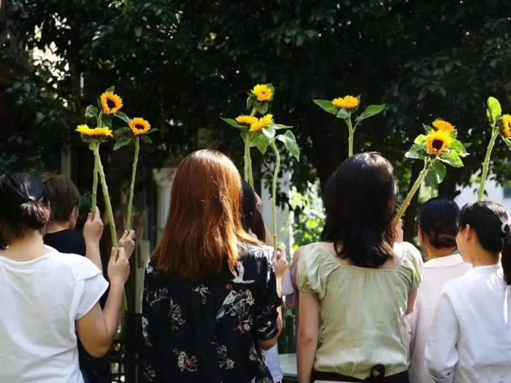 高考穿旗袍举向日葵的寓意深度解读