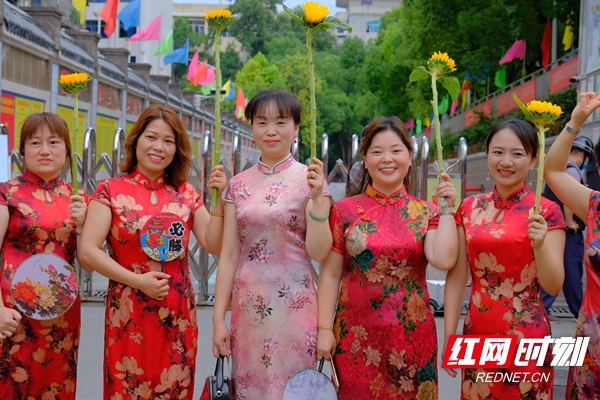 高考穿旗袍举向日葵的寓意深度解读