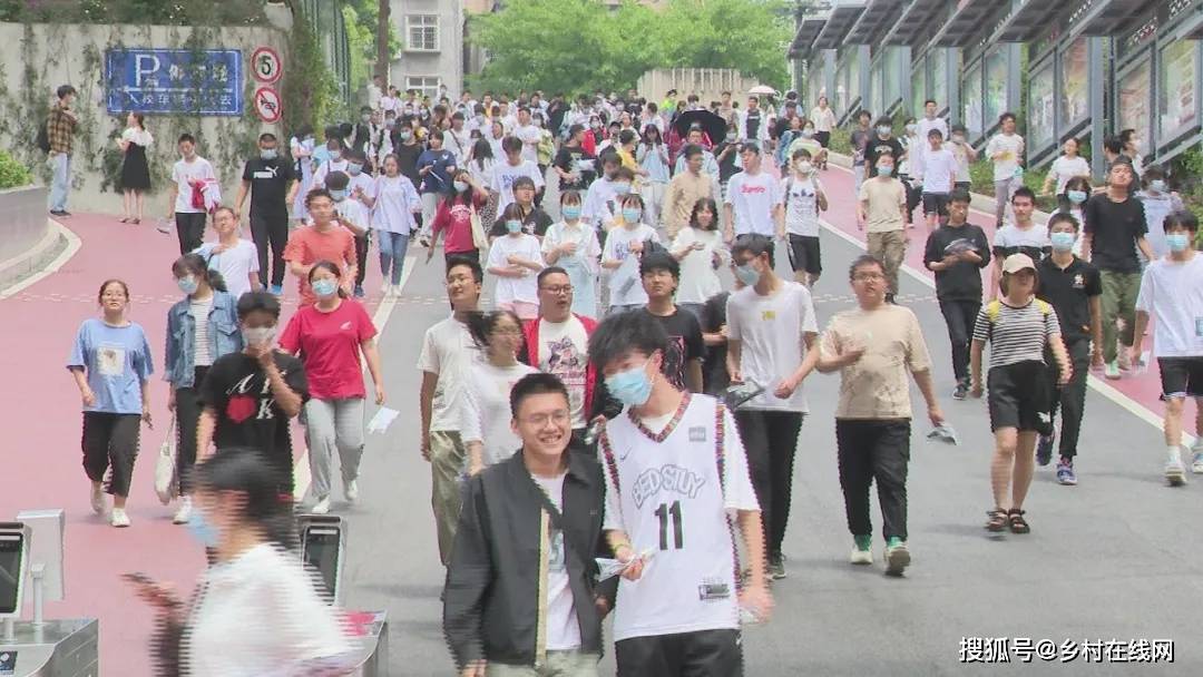 央视高考祝福文案中删除那尔那茜名字事件深度解析