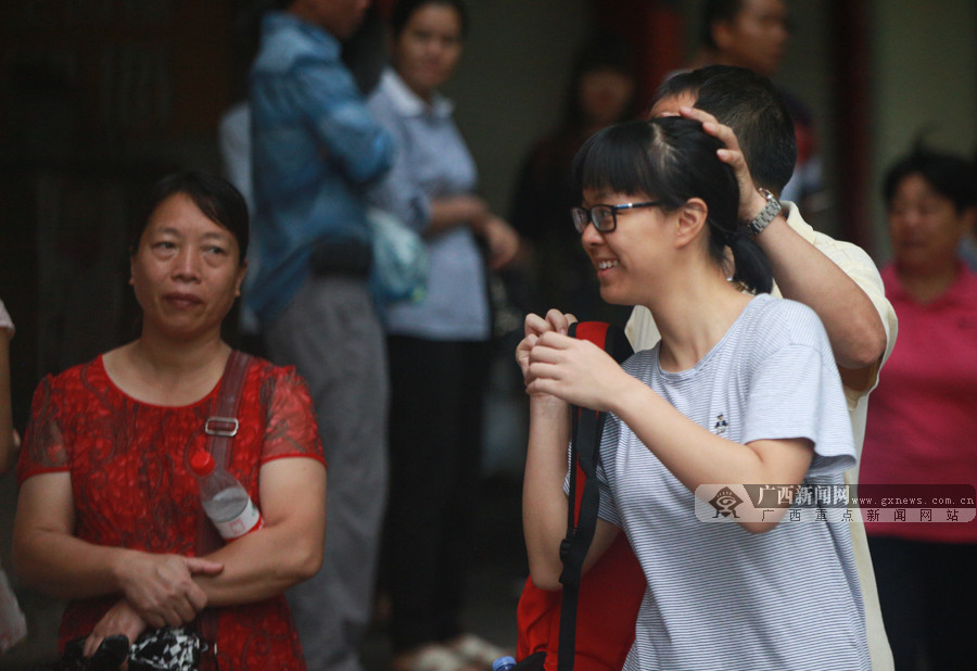 考生高考结束现场集体找妈妈，情感与成长的交织