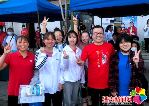 邵阳一考点，600余学子蹚水进考场