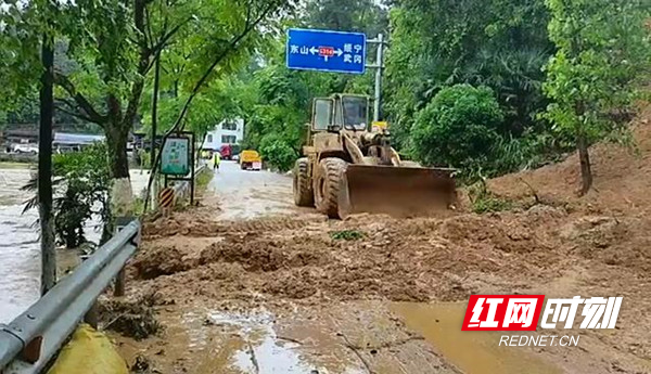 邵阳一考点，600余学子蹚水进考场