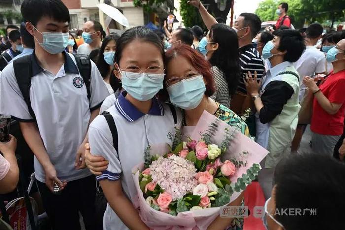 爸妈烧烤花献情高考夜，女儿边哭边感温馨陪伴