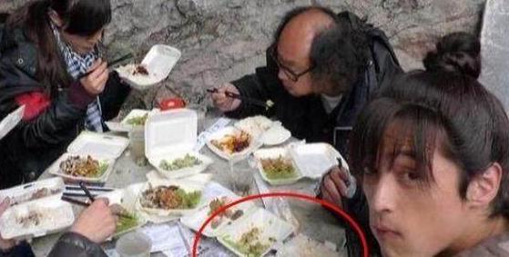 海底捞被逼得卖盒饭了，打工人的辛酸与企业的转型之路