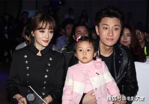 贾乃亮李小璐携甜馨共度六一、幸福的家庭时光