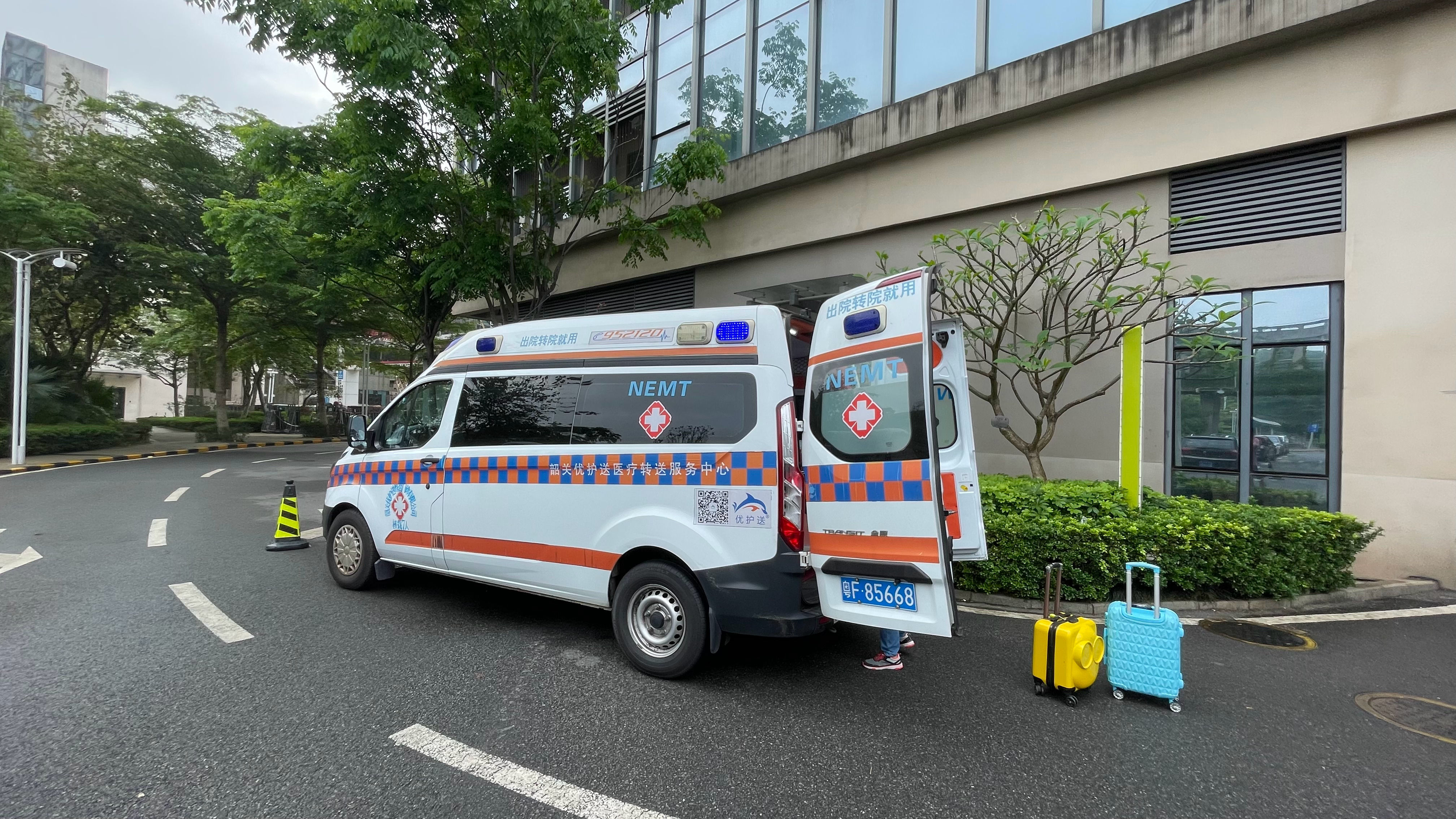 卫健委回应救护车转运800公里收费2万8，解读与反思