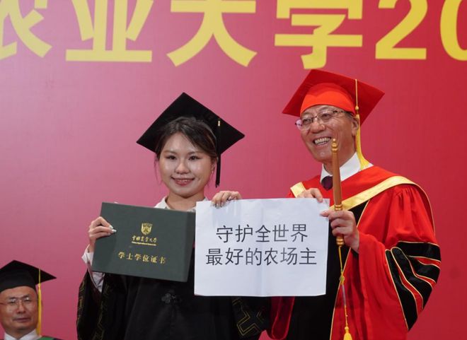 63岁中国农大校长全程站立拨穗14小时，坚韧不拔的精神鼓舞人心