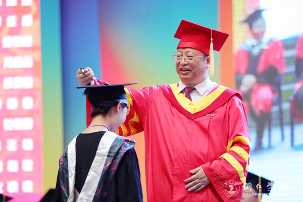 63岁中国农大校长全程站立拨穗14小时，坚韧不拔的精神鼓舞人心