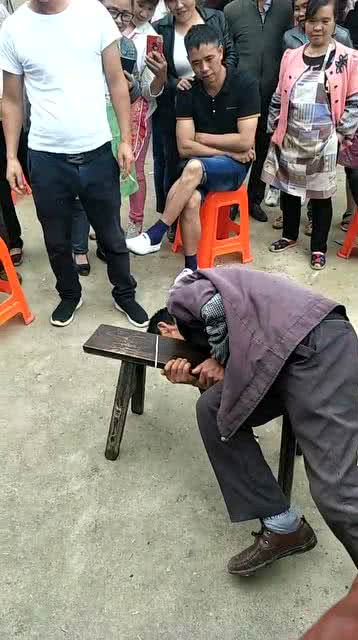 室外作业遭大爷击打，事件背后的真相与思考