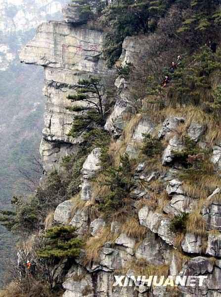 滑下庐山崖壁被困，一次惊心动魄的探险经历