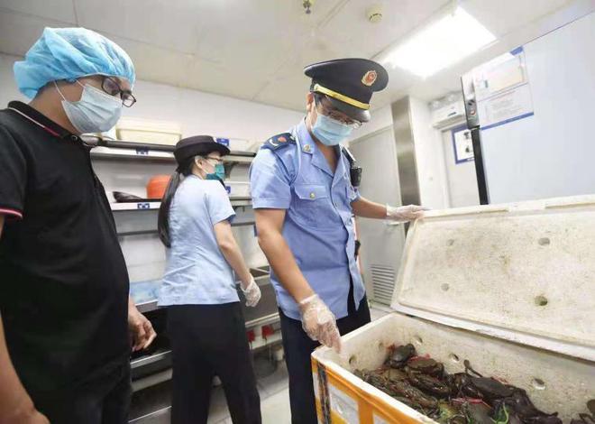 小学食堂用劣质肉事件引发关注，多人被停职