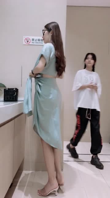 保洁阿姨的创意改造，厕所女标识穿上裙子，背后的故事温暖人心