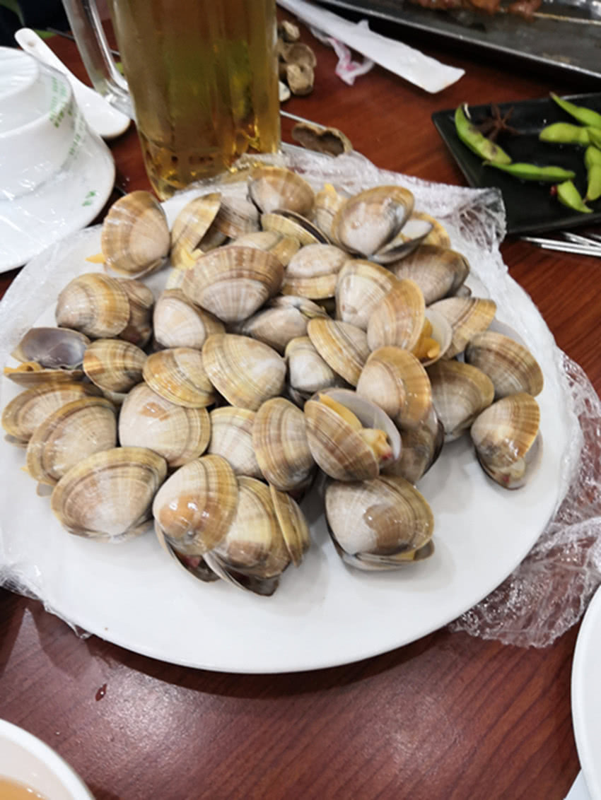 白俄防长访青岛，啤酒蛤蜊成亮点
