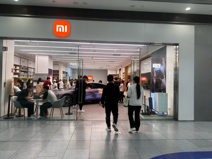 小米YU7上市后门店夜晚灯火通明——一场科技与生活的融合盛宴