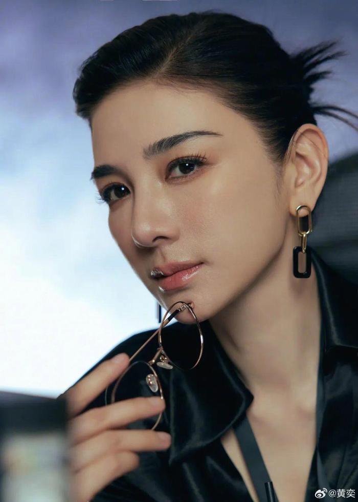 黄奕女儿被抵制出道关于黄奕女儿被抵制出道的情况，涉及到公众对于明星子女进入娱乐圈的看法和态度。