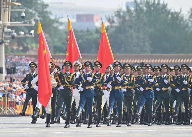 韩国高铁站直播九三阅兵韩国高铁站直播九三阅兵，跨越时空的军事盛宴